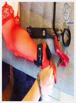 我的妻子带来了一个性玩偶并在内衣中给她打勾直到高潮