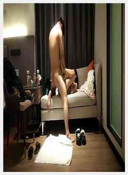 苗条美女外围妹子，撸硬在沙发上直接操