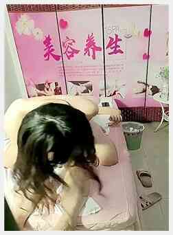 大叔忽悠女顾客【下篇】激情啪啪，色情按摩揉捏骚奶子玩骚逼淫水已湿透，大鸡巴各种爆草口交大鸡巴真骚