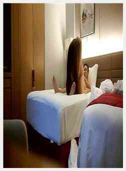 极品笑起来甜美短裙妹，解开衣服舔奶子埋头舔逼，舔的妹子娇喘连连，上位骑乘后入撞击