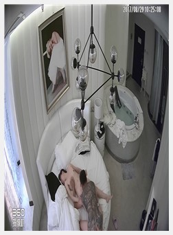 豪華套房偷拍身材高挑膚白貌美的禦姐和背部紋身有點駭人的江湖人物啪啪