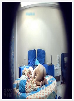 酒店偷拍大一妹子和校友第一次開房,男的害羞腼腆,美女主動出擊坐在上面操